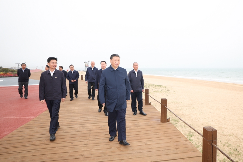 5月22日至24日，中共中央總書記、國家主席、中央軍委主席習(xí)近平在山東考察。這是22日下午，習(xí)近平在日照市陽光海岸綠道考察。