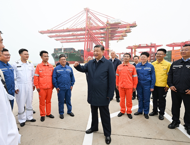 ??5月22日至24日，中共中央總書記、國家主席、中央軍委主席習(xí)近平在山東考察。這是22日下午，習(xí)近平在日照港親切慰問港口科技工作者、運營人員、航運人員。 